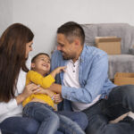 Casal brasileiro em uma casa comprada com a possibilidade de regularização do imóvel por usucapião.