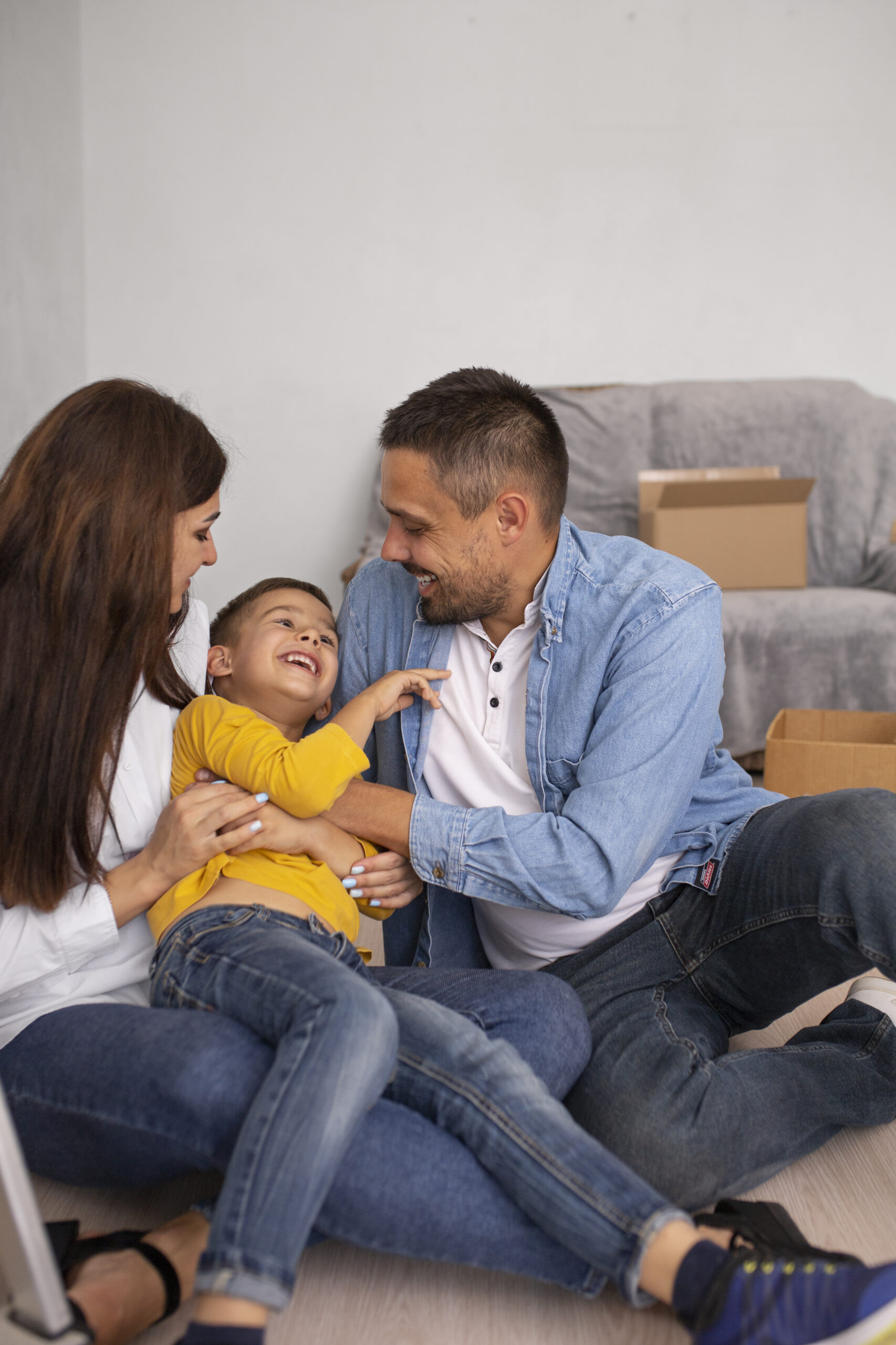Casal brasileiro em uma casa comprada com a possibilidade de regularização do imóvel por usucapião.